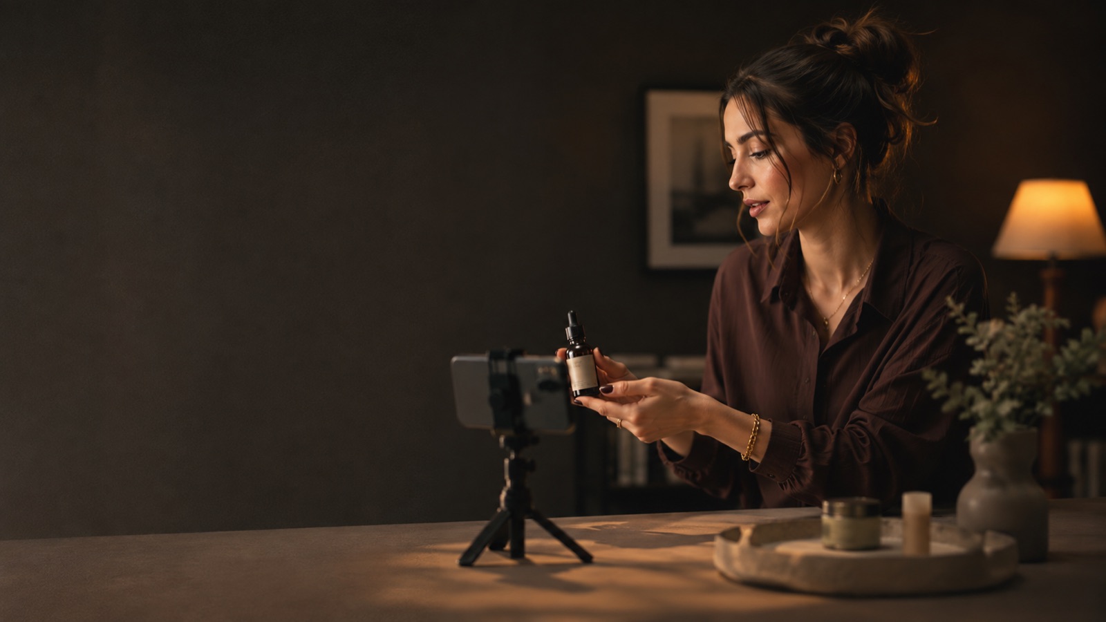 Una creator che filma un prodotto